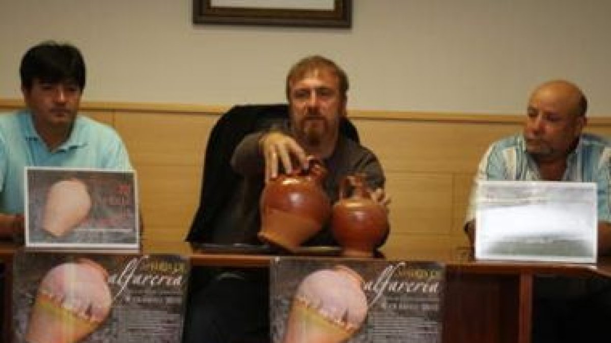 Un momento de la presentación de la feria de alfarería y otras artesanías tradicionales.