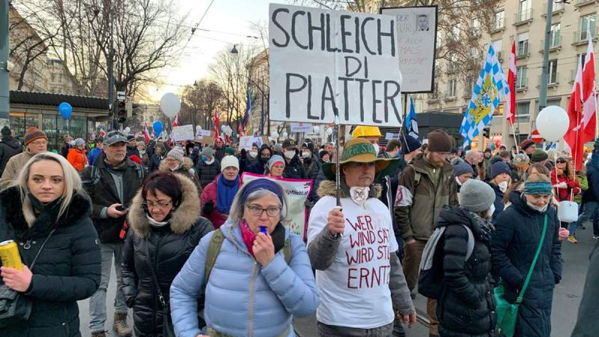 La oposición a la vacunación en Austria ha llegado a manifestaciones como esta del 15 de enero. JORDI KUHS