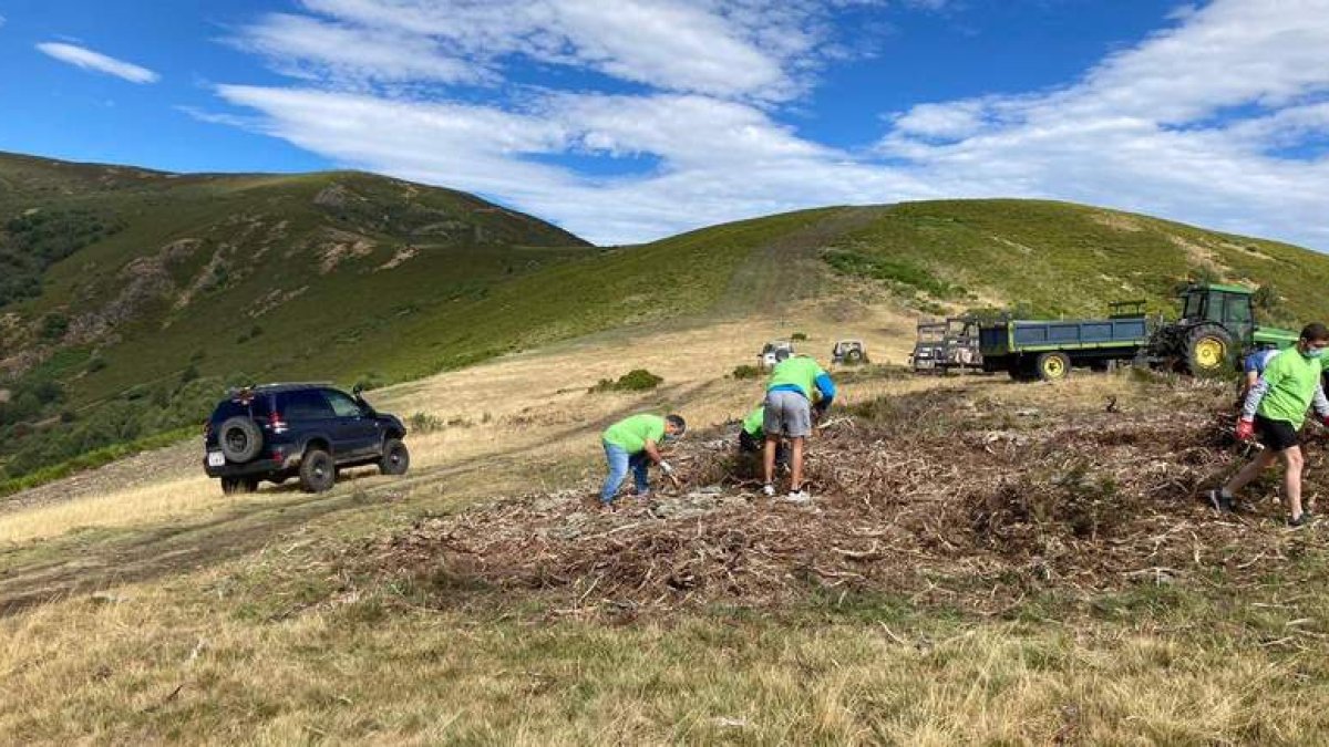 Los voluntarios comenzaron primero con las labores de limpieza. ARAUJO