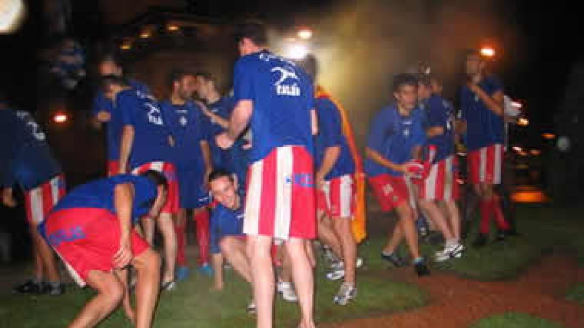 La Deportiva B celebra el título de campeón y el ascenso a Tercera División