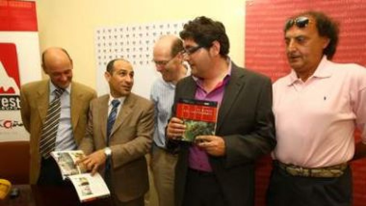 Pérez, Celemín, Uría, Cuenya y Tomé, durante la presentación de la guía turística.