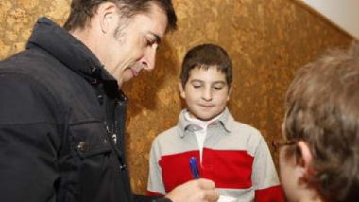 Pedro Delgado y Javier Pascual (centro), junto a Benjamín Noval, J.M. Rodríguez, un representante de