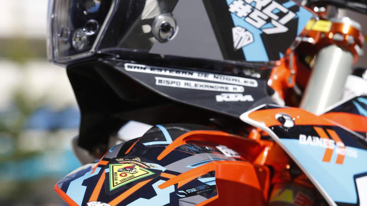 La montura luce el escudo del Moto Club Bañezano. FERNANDO OTERO