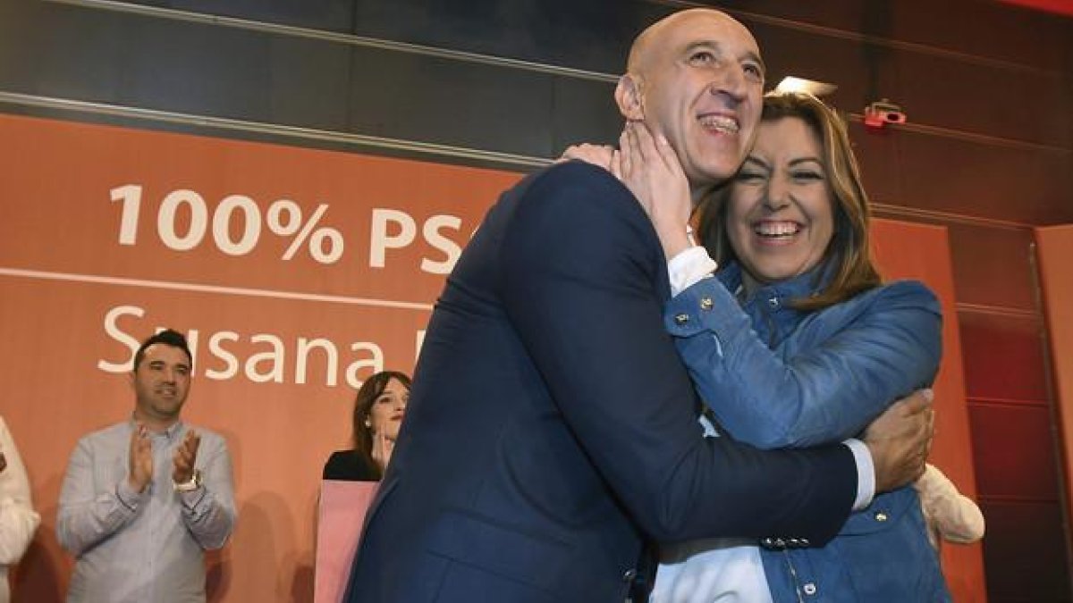Susana Diaz se abraza esta tarde en su acto con los militantes en León a José Antonio Diez, portavoz del PSOE en el Ayuntamiento.