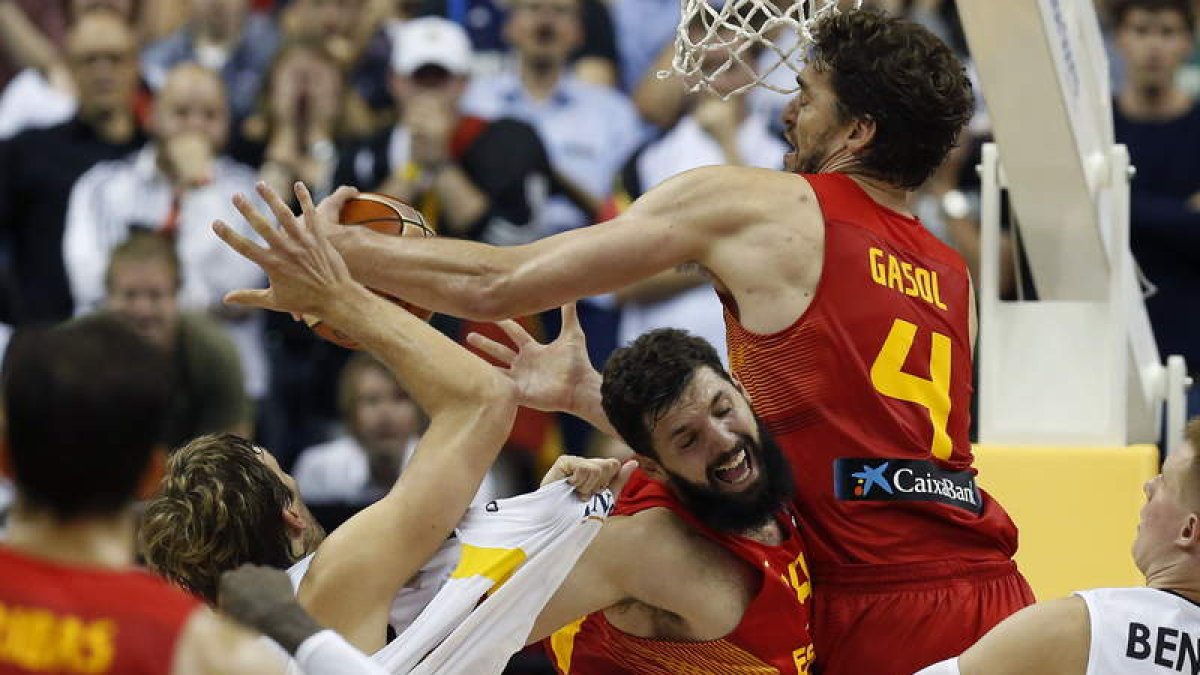 Pau Gasol se hace con un rebote en la zona alemana. El pívot estuvo otra vez brillante