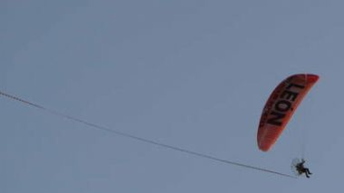 Las acrobacias y giros se sucedieron durante más de media hora que duró la exhibición del paramotor