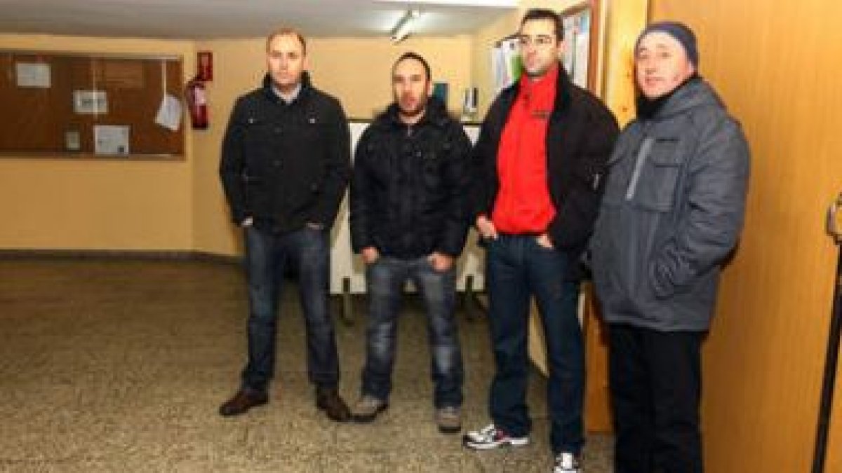 Los representantes de UGT, CC.OO. USO y la Asociación de Vigilantes encerrados en la Delegación de T