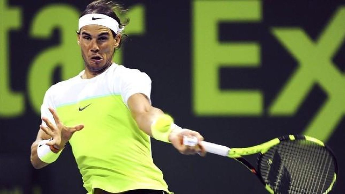Nadal conecta una derecha en el partido ante Kuznetsov.