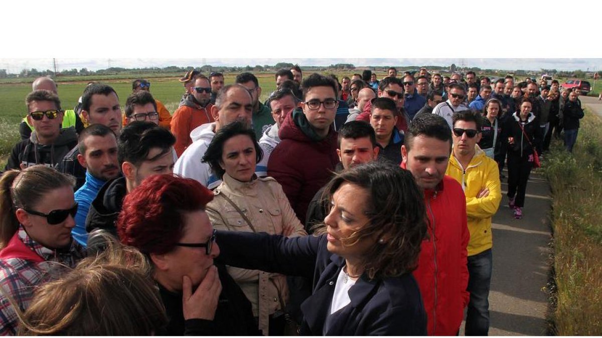 La consejera de Agricultura y Ganadería, Milagros Marcos, consuela a los trabajadores de la fábrica de Embutidos Rodríguez