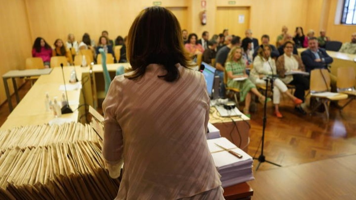 Escrutinio oficial celebrado en León en el que Vox impugnó la anulación de 477 de sus papeletas. J. NOTARIO