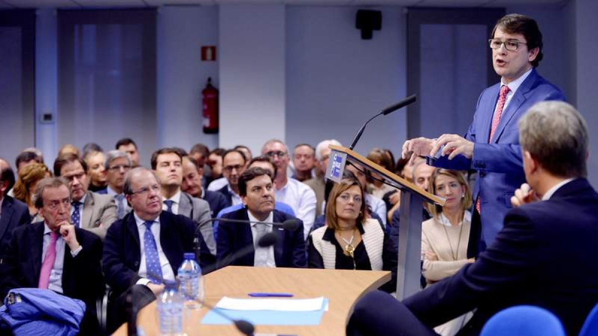 Juan Vicente Herrera y miembros de su gobierno escuchan la intervención de Mañueco. NACHO GALLEGO