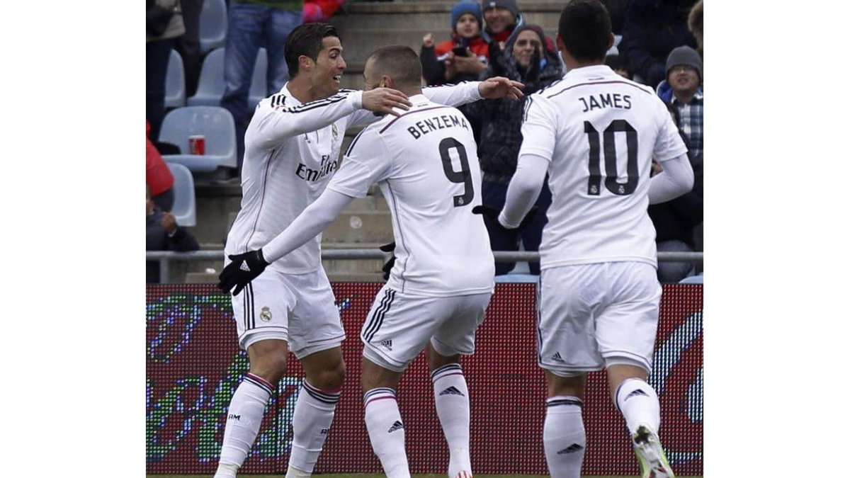 Cristiano Ronaldo celebra con Karim Benzema el primer gol del Madrid ante el Getafe.