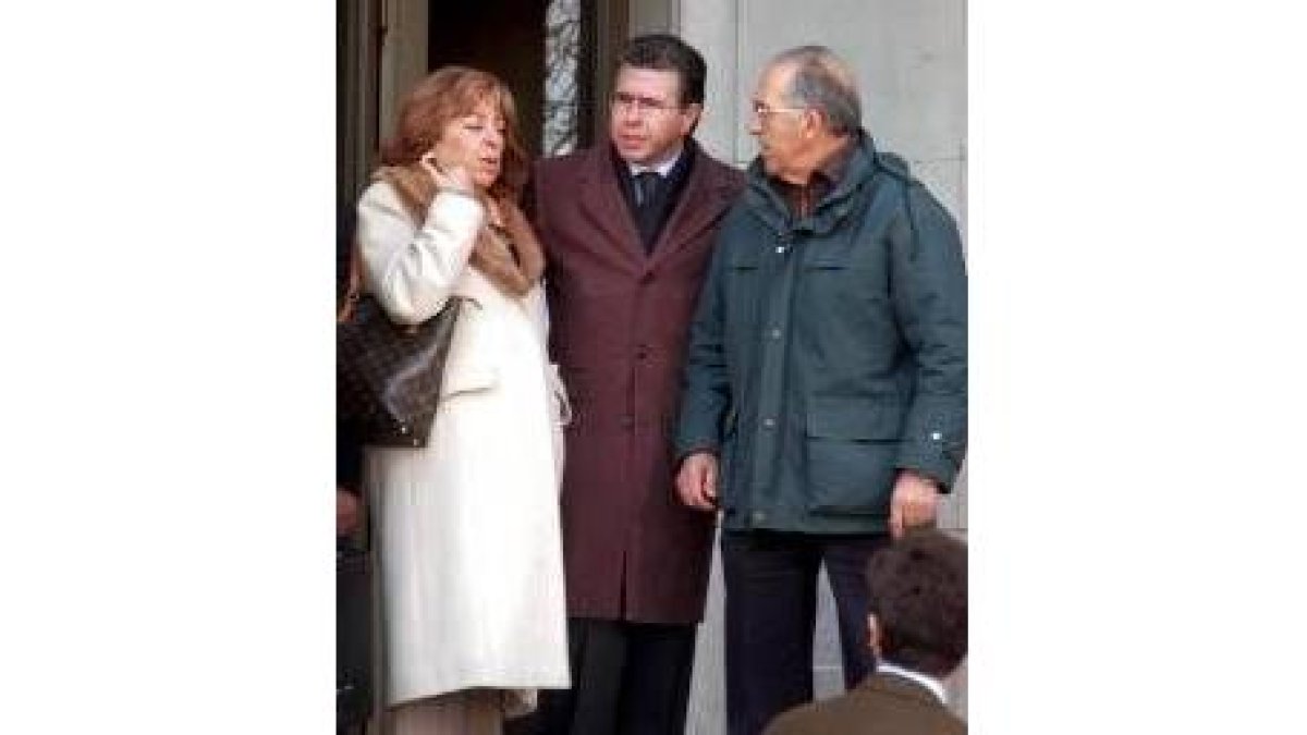Barrios (derecha) y Cruz, tras presentar ayer la denuncia