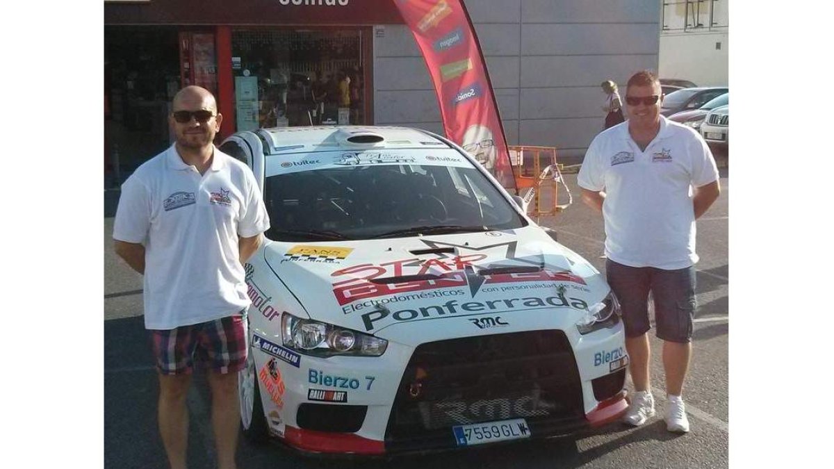 Carlos Fernández Negro presentó ayer su coche en Star Center.