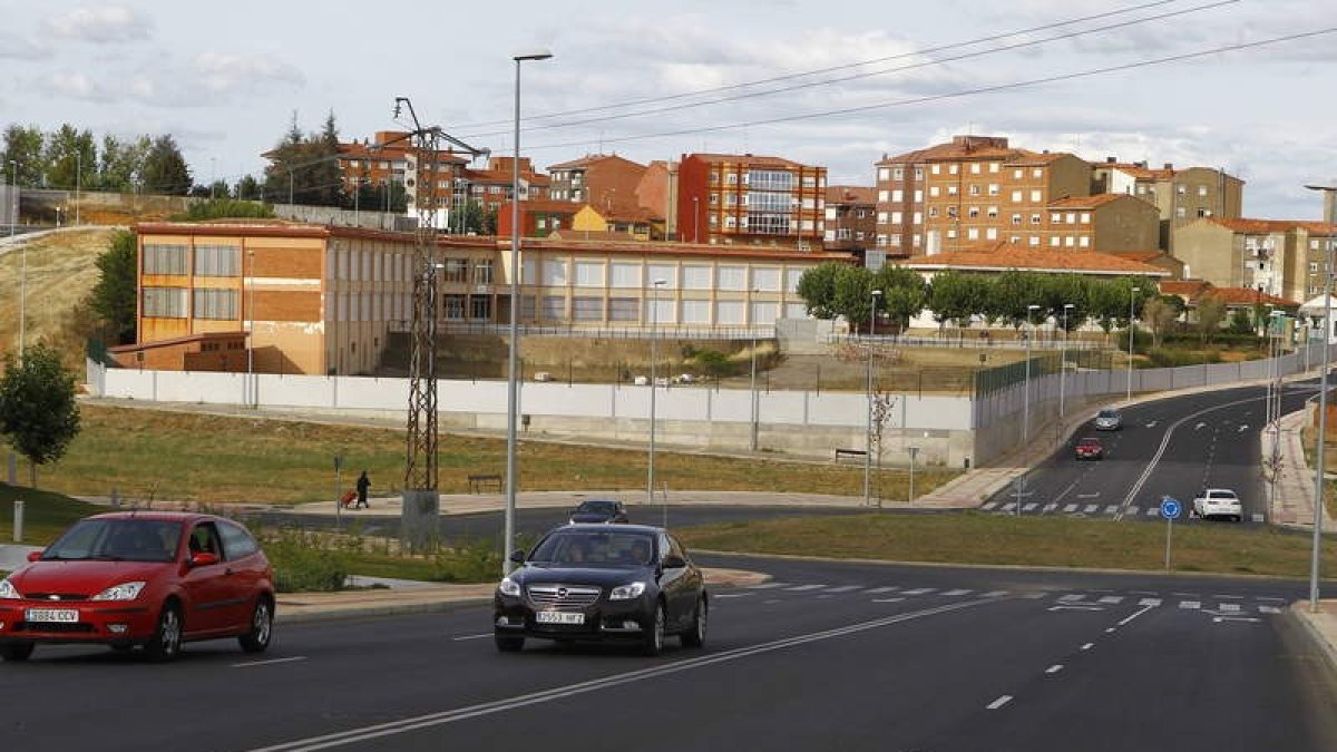 Foto de la Ronda Interior con el nuevo vallado del colegio Cervantes, ayer.