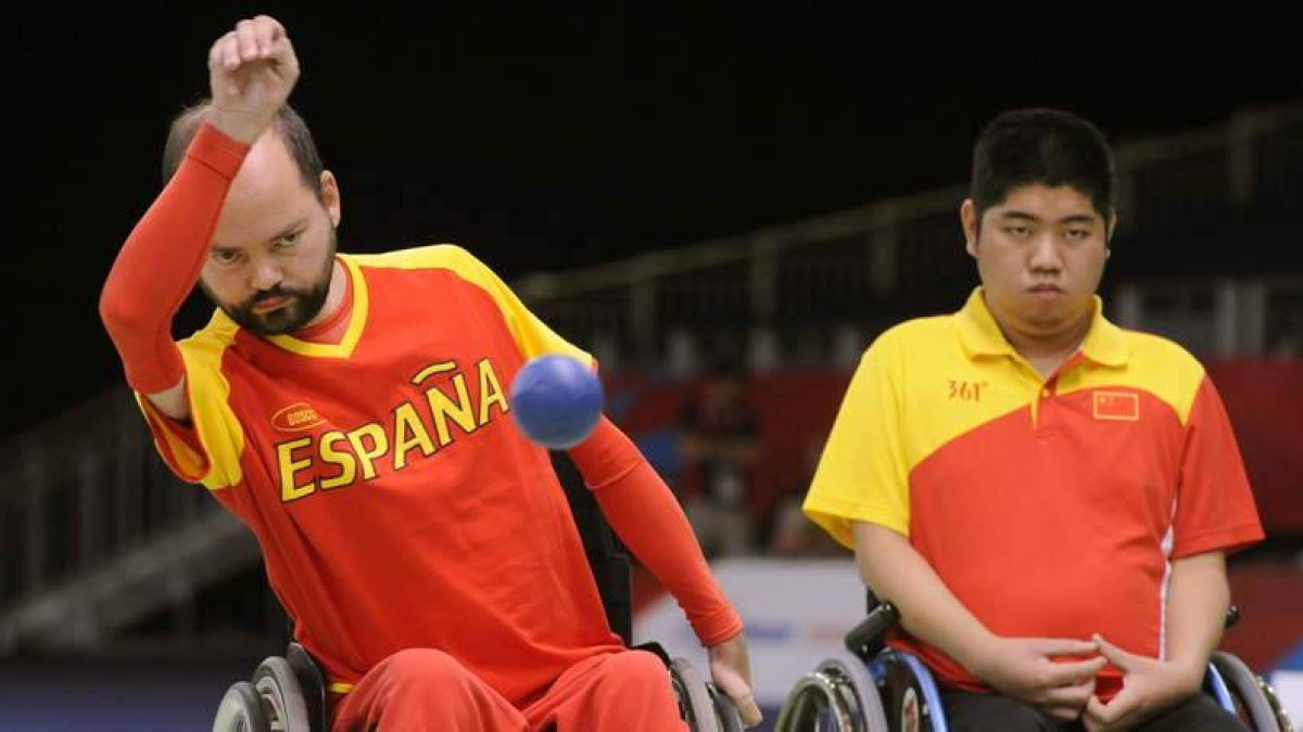 Chema Dueso lanza la pelota en el partido de ayer contra el chino Yuansen Zheng. javier regueros