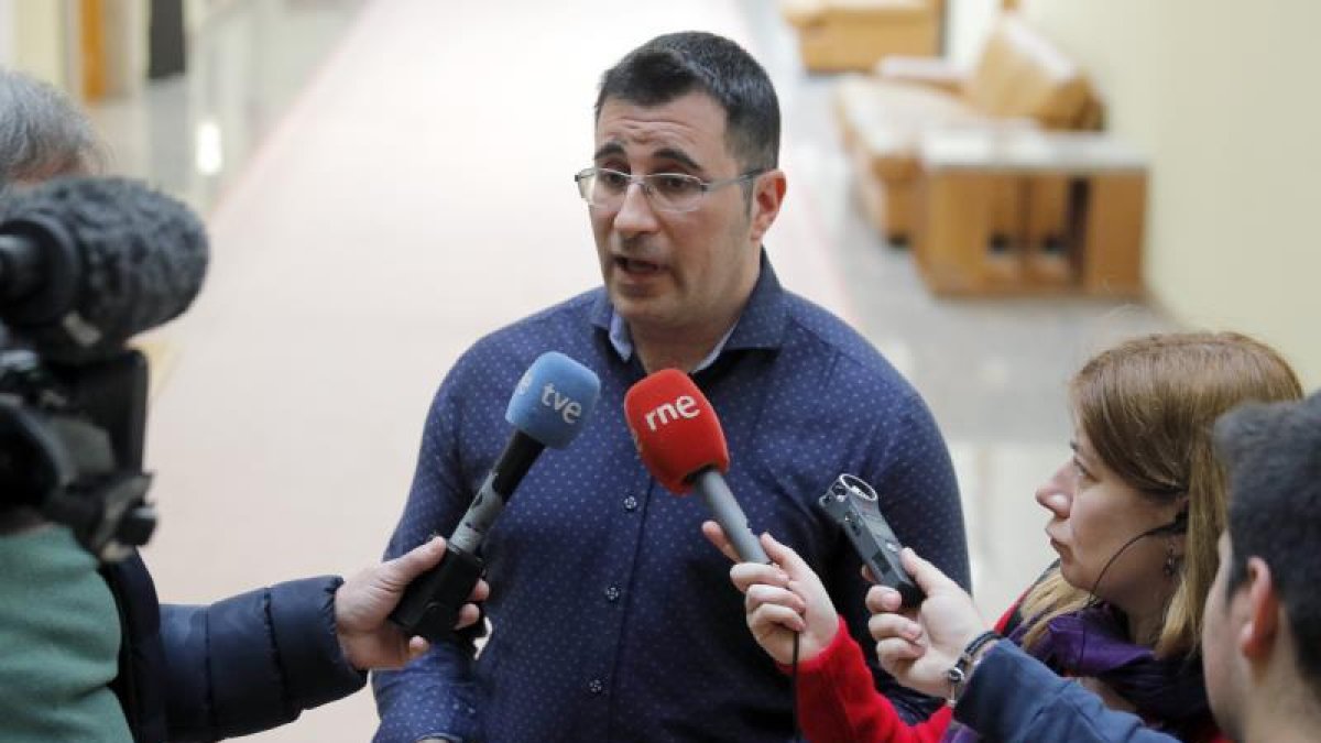 El diputado de EnMarea, Juan Merlo, responde a los periodistas sobre su curriculum, esta mañana en el Parlamento de Galicia en Sanatiago de Compostela.