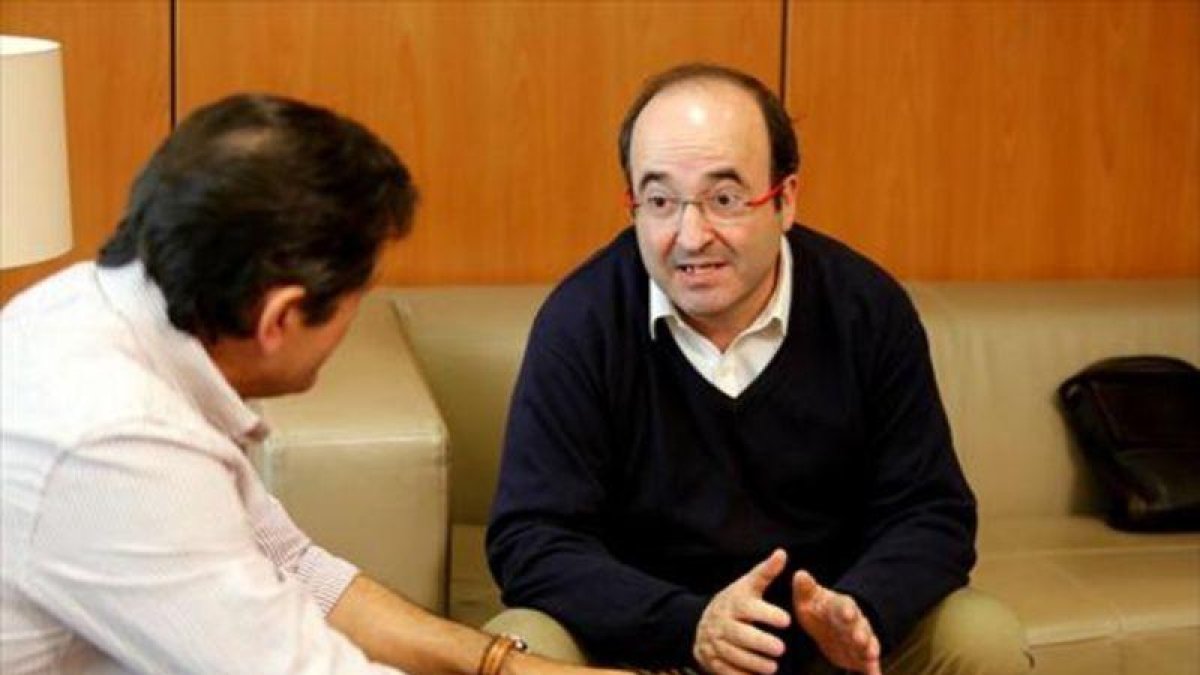 El líder del PSC, Miquel Iceta, y el presidente de la gestora del PSOE, Javier Fernández.