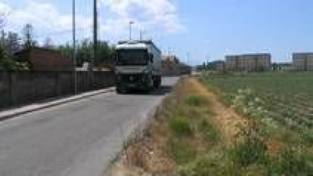 La maleza ha crecido sobre la capa de zahorra que se aplicó hace ahora año y medio