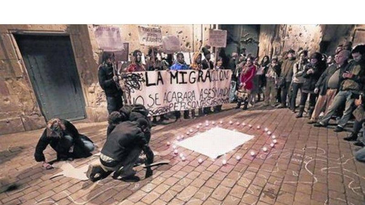 Protesta contra la actuación de la Guardia Civil en Ceuta, en Barcelona, anoche.
