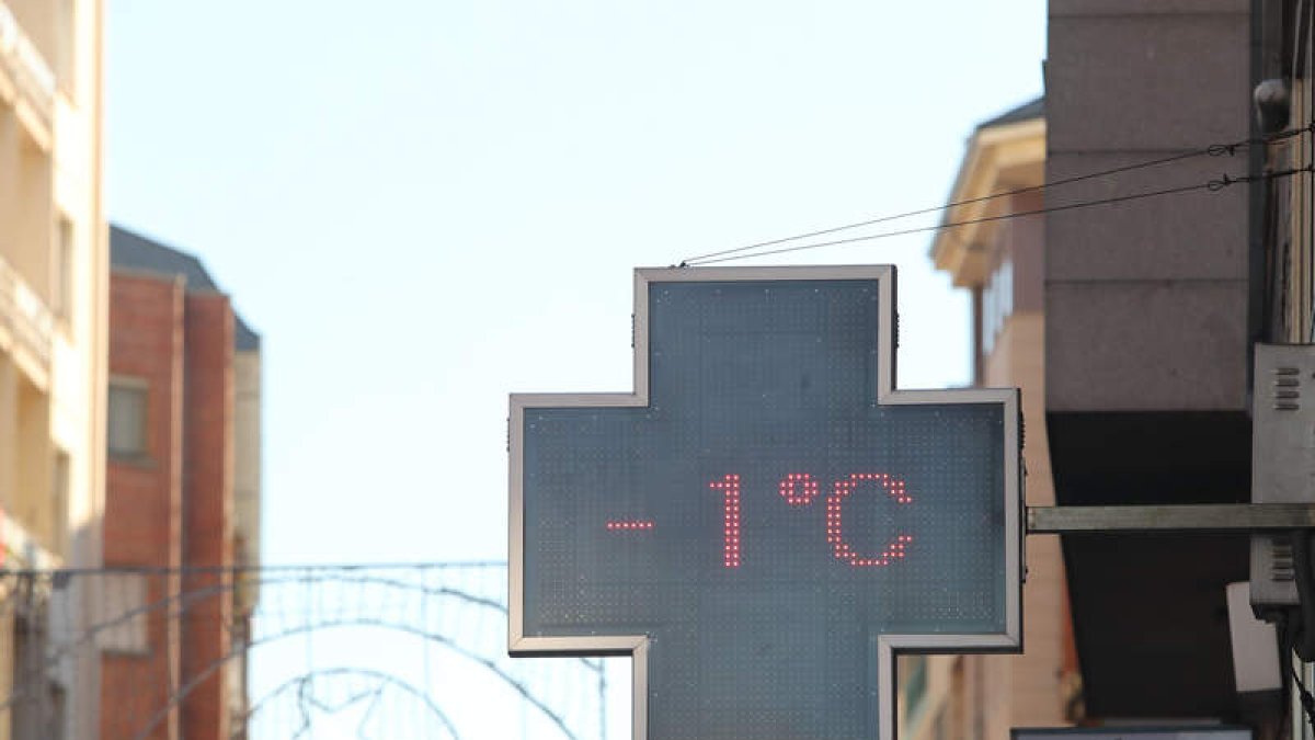 Un termómetro marca la temperatura de un grado bajo cero.