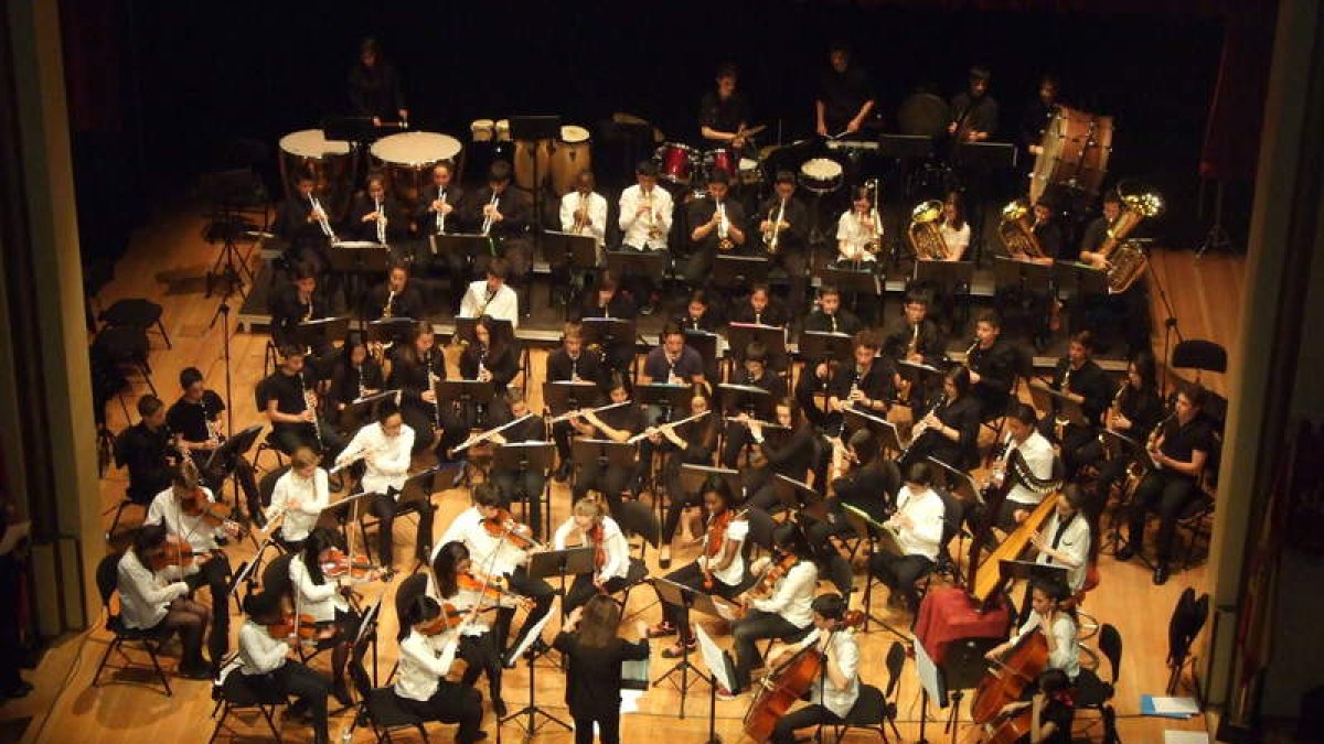 Un momento del concierto conjunto ofrecido por músicos bañezanos y de Gennevilliers.
