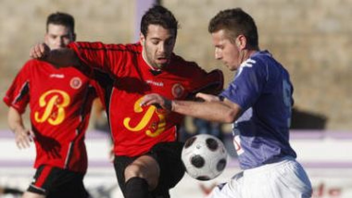 Ricardo, a la derecha, trata de irse de un jugador salmantino.