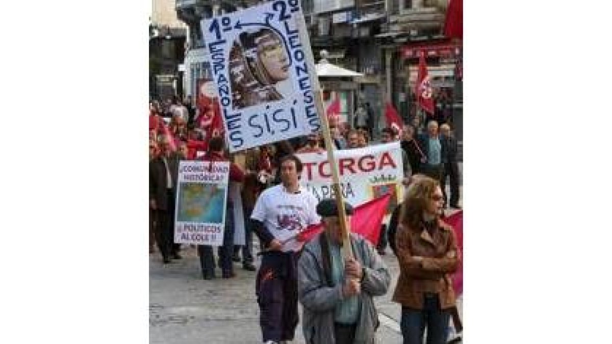 Carteles y consignas animaron la nueva cita del leonesismo