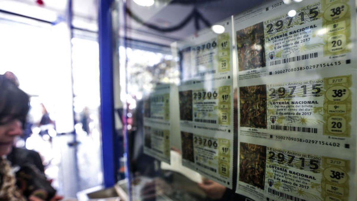 La venta de décimos se incrementa en las horas previas al sorteo de hoy. MANUEL BRUQUE