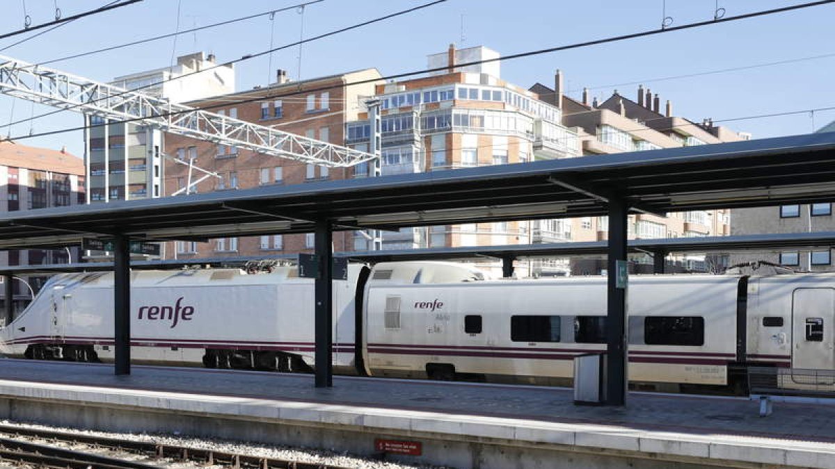 Un tren Alvia en la estación leonesa. FERNANDO OTERO