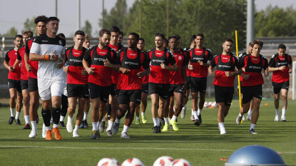 La plantilla de la Cultural afronta hoy un exigente test de pretemporada ante el Tenerife de Segunda División. JESÚS F. SALVADORES