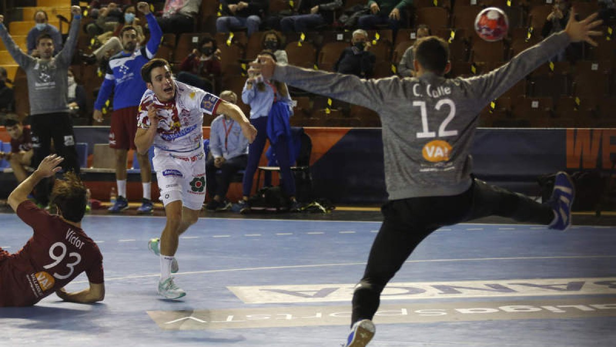 El Abanca Ademar se impuso en el encuentro de la primera vuelta disputado en el Palacio frente al Atlético Valladolid. FERNANDO OTERO