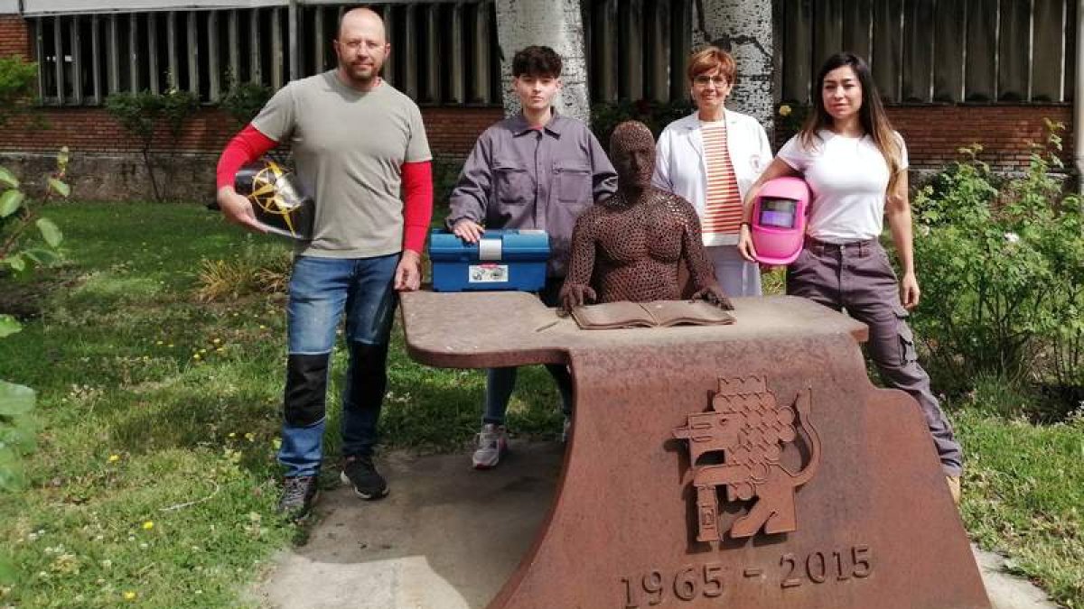 Las alumnas con los responsables del centro. DL