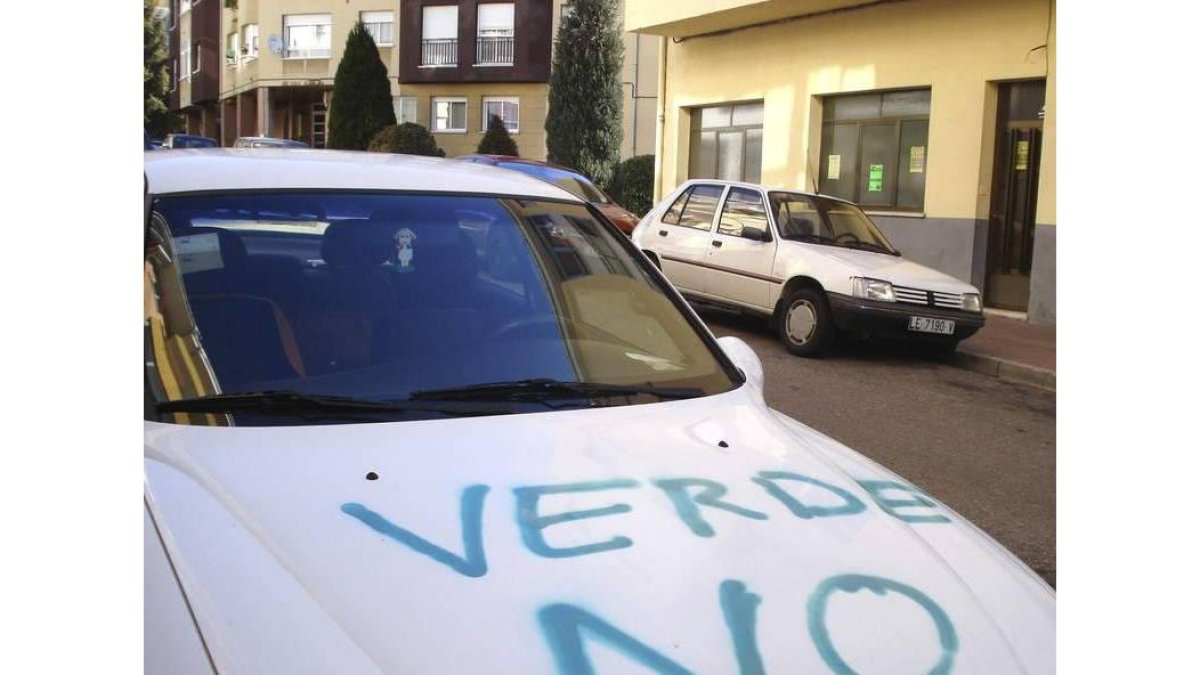 Una de las pintadas aparecidas el lunes señalando la vivienda de un miembro de Filón Verde.