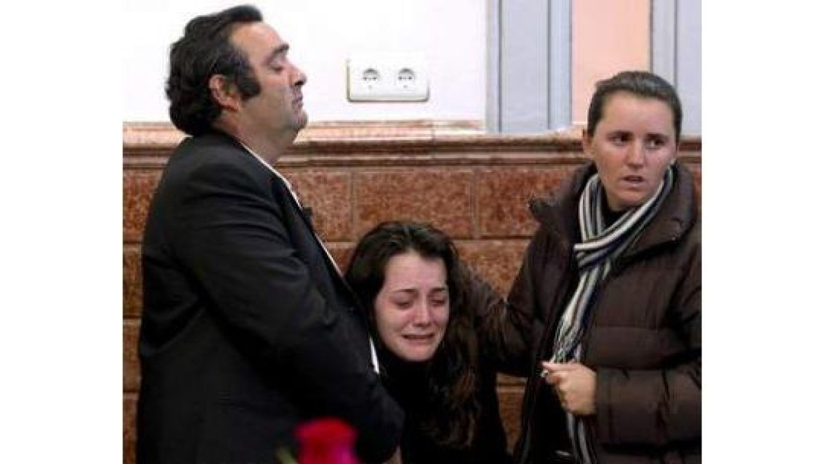 Juan Isidoro y Carmen Villegas, a la derecha, padres de la menor María Esther Jiménez.