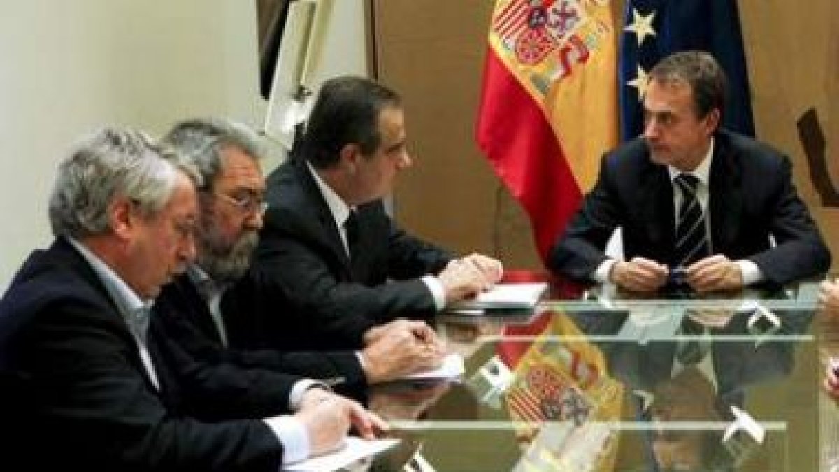 Fernández Toxo, Cándido Méndez, el ministro Corbacho y Zapatero, durante la reunión.