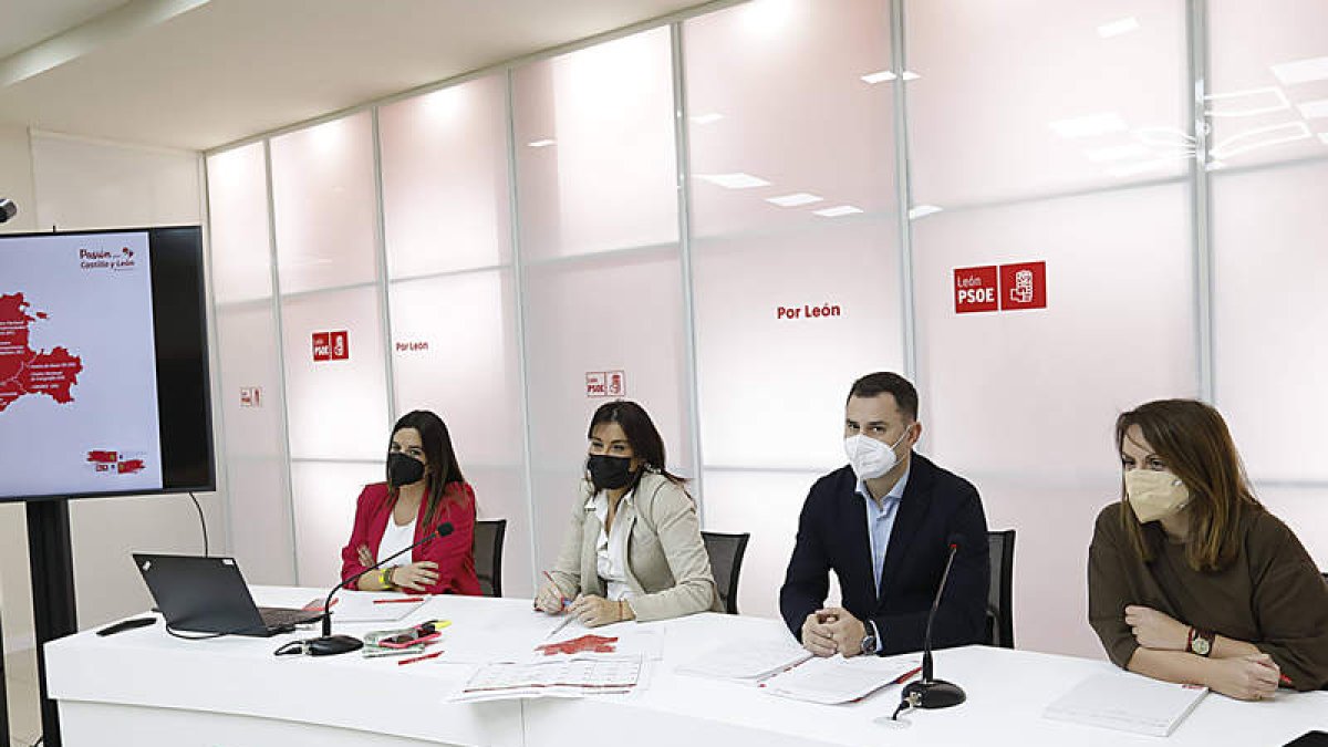 Javier Alfonso Cendón y Ana Sánchez, en el centro, durante la reunión con la Ejecutiva del PSOE. MARCIANO PÉREZ