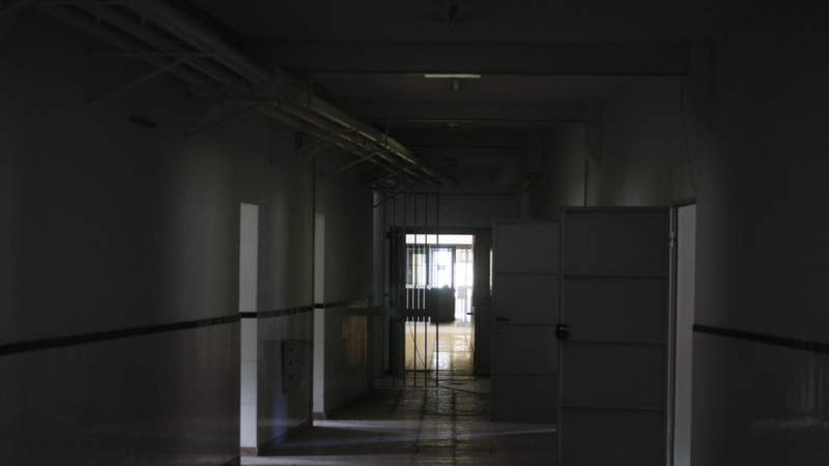 La vieja cárcel de León, en el paseo del Parque, lleva cerrada desde 1999 y es el lugar propuesto para albergar la futura academia. RAMIRO