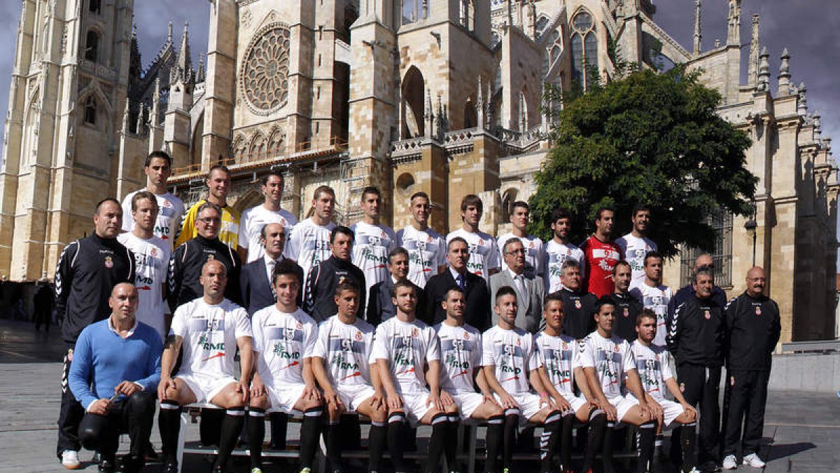 Fotografía oficial de la Cultural y Deportiva Leonesa para la presente temporada 2013/2014. El equipo leonés quiere ser un símbolo para León, al igual que la Catedral.