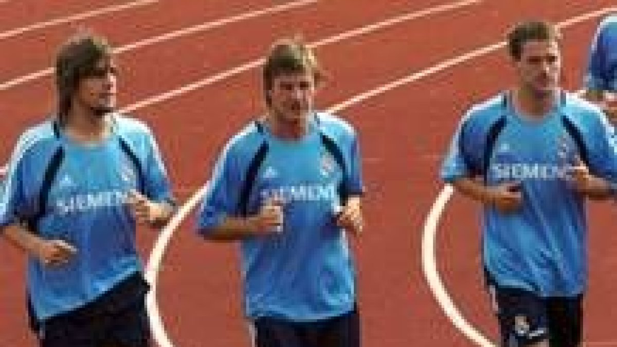 Owen (derecha), corre durante un entrenamiento, junto con sus dos compatriotas, Beckham y Woodgate
