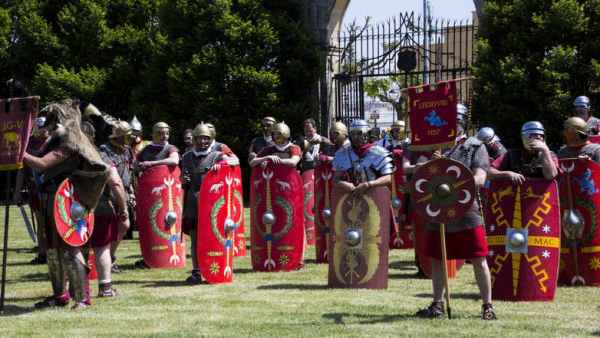 El ejército de Roma llega hoy a Santa María del Páramo para quedarse todo el fin de semana. ALBERT@L.M