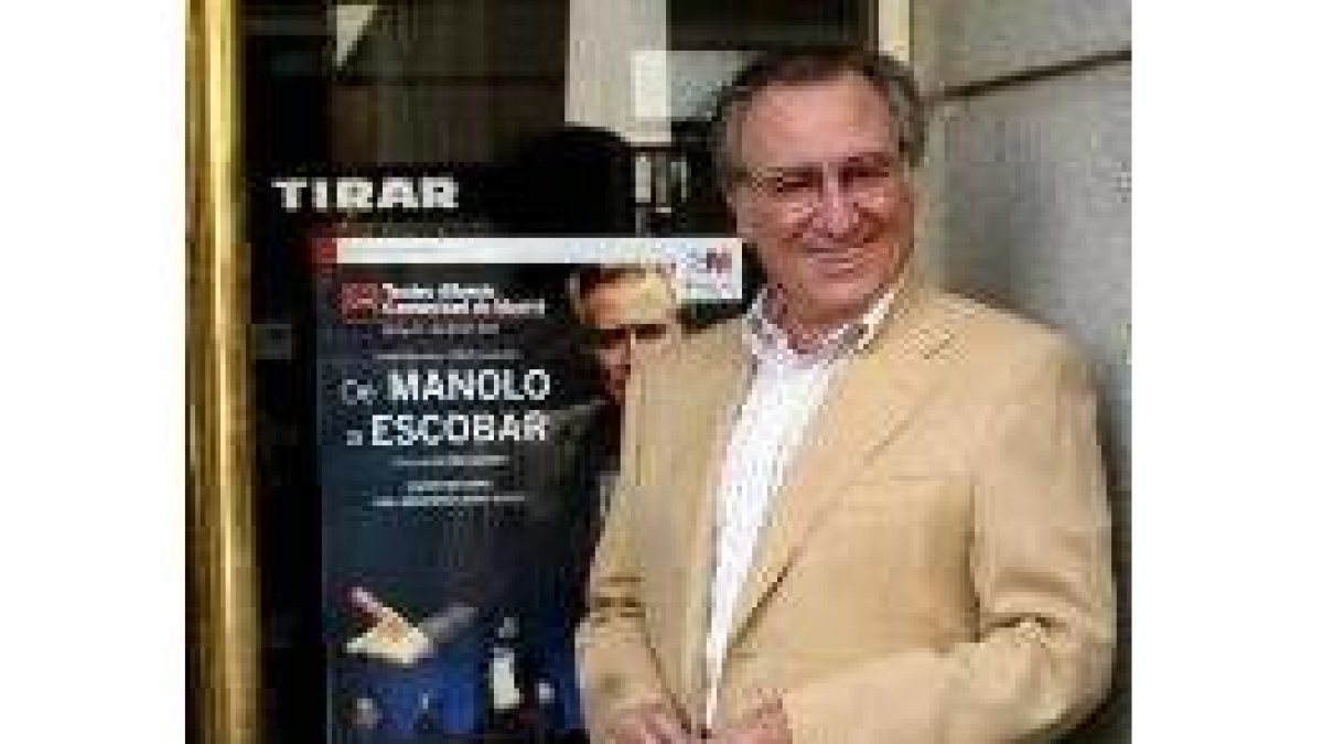 El almeriense Manolo Escobar a la puerta del Teatro Albéniz