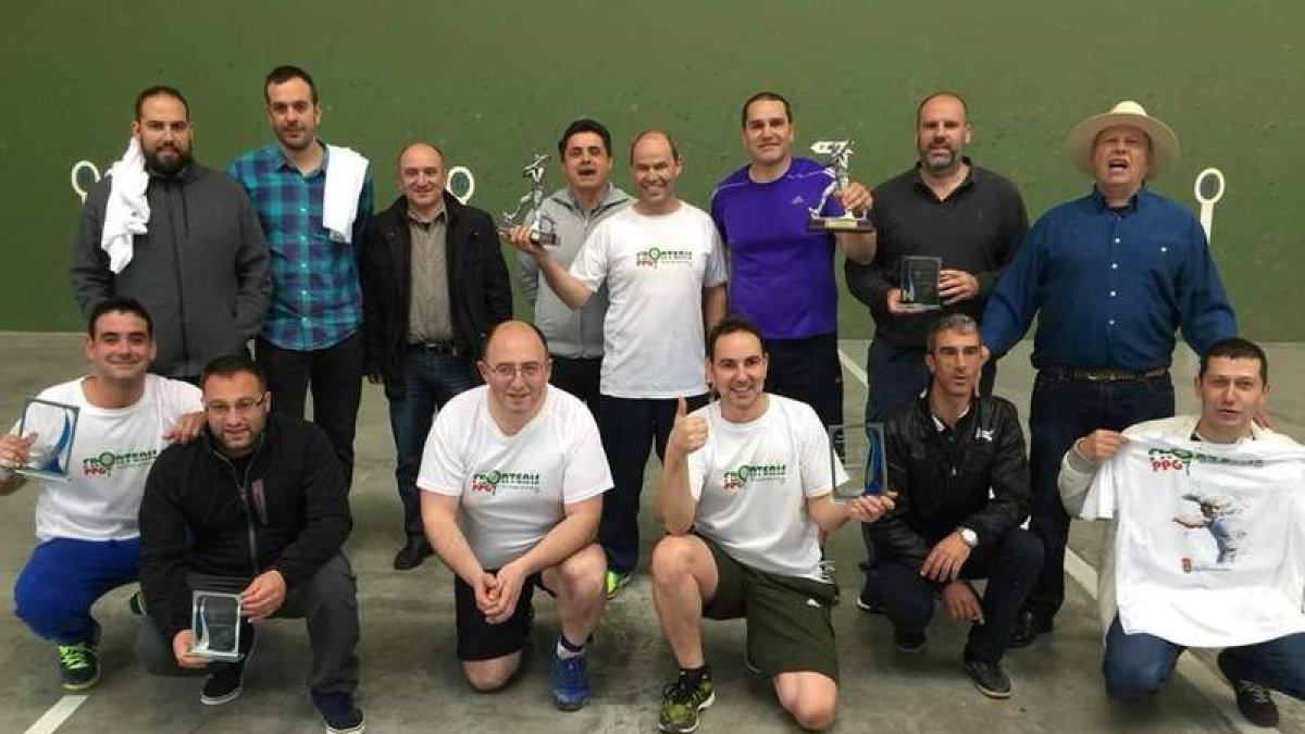 Algunos de los jugadores tras disputarse la final. DL
