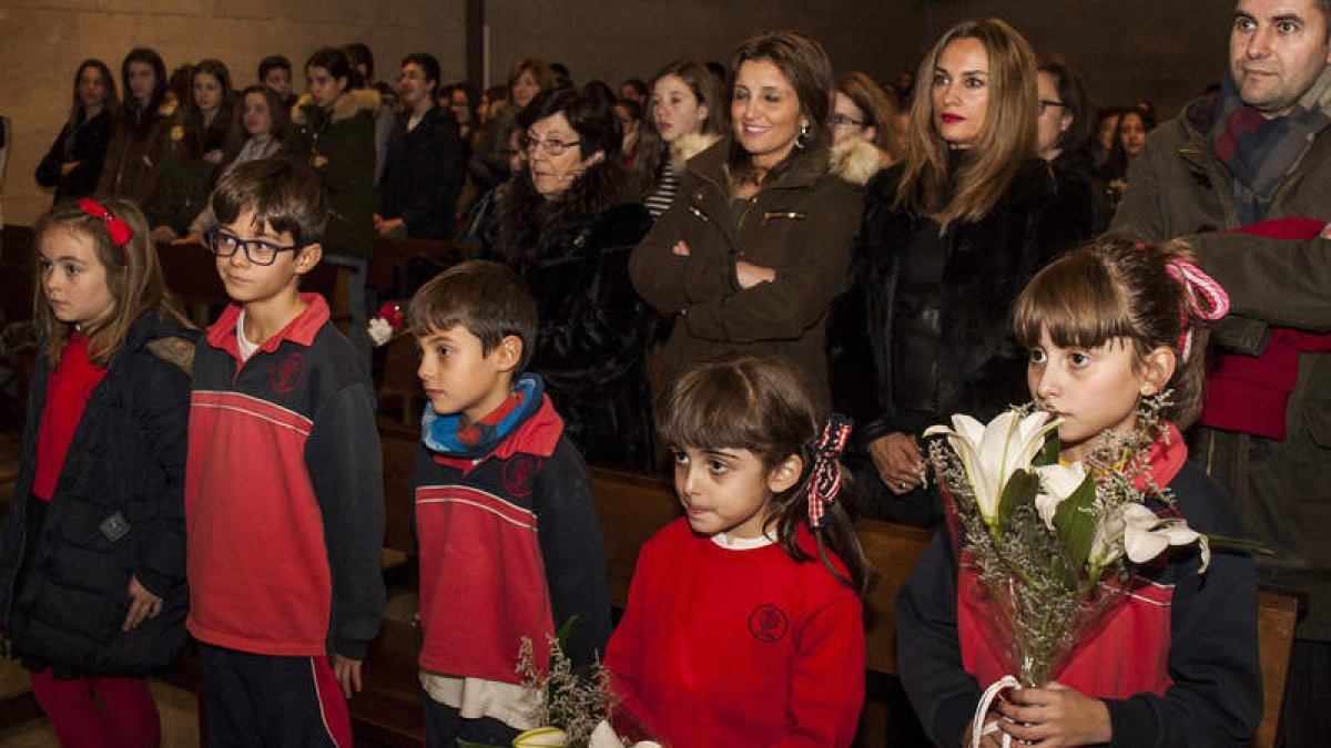 Numerosos niños acudieron ayer a la ofrenda. F. OTERO PERANDONES