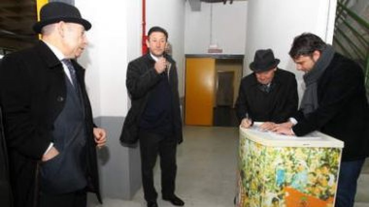 Domingo Cueto, Carlos Emperador y Antonio García de Celis firman el acta de asistencia a la junta.