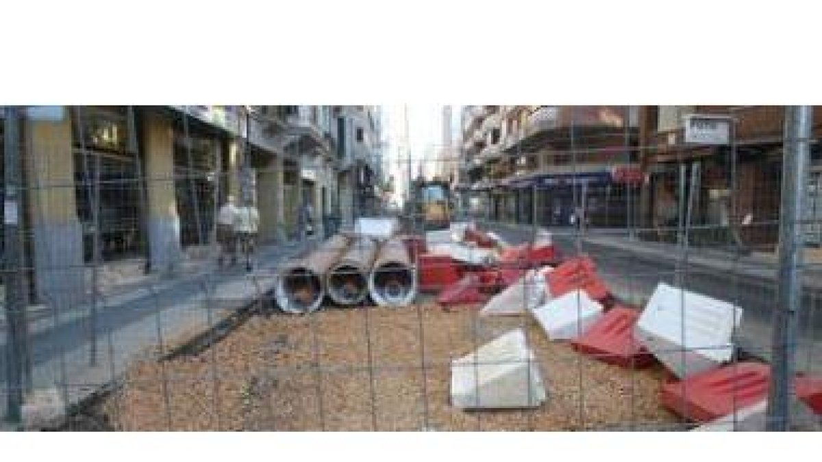 Las máquinas para la instalación del tranvía están paradas en pleno centro de la ciudad.