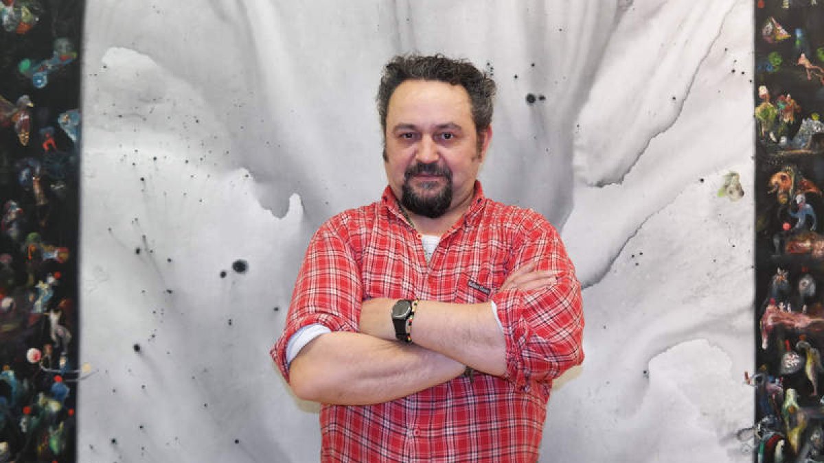 El artista leonés José de León ante uno de los lienzos de la exposición.