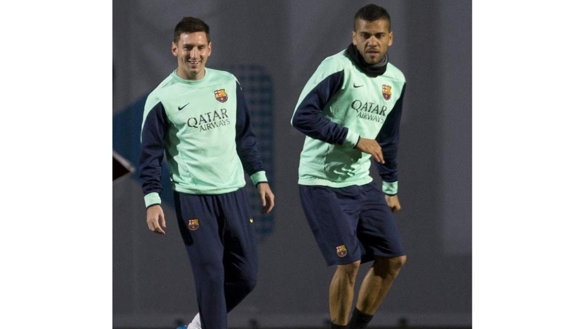 Messi, izquierda, en el entrenamiento con Alves.