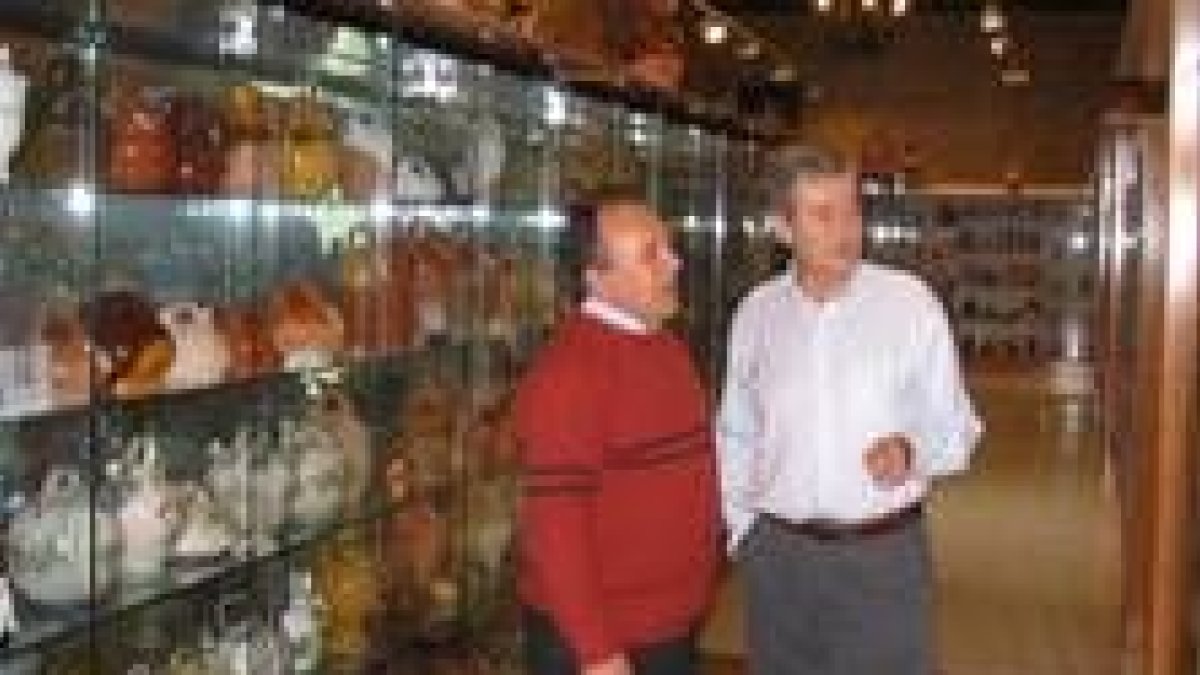 El alcalde de Toral y Gil-Gibernau, durante la visita al museo