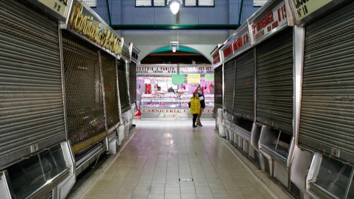 Interior del Mercado del Conde Luna, en decadencia total. MARCIANO PÉREZ